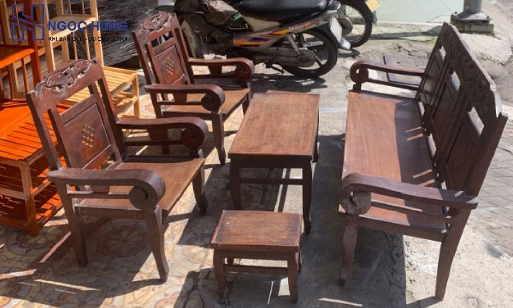 Bàn ghế cũ đa dạng kiểu dáng, phù hợp nhiều phong cách.