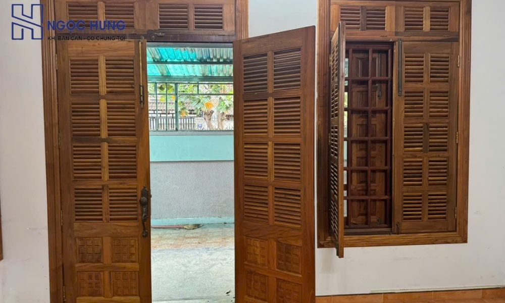 Đội ngũ tháo dỡ cửa gỗ cũ nhanh chóng, an toàn