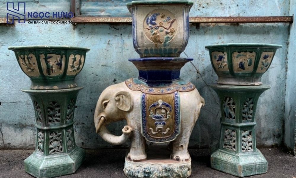 Kiểm tra tình trạng sản phẩm trước khi mua đồ cổ.