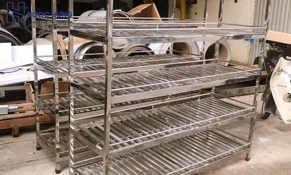 Nhiều mẫu kệ inox cũ, phù hợp mọi không gian.