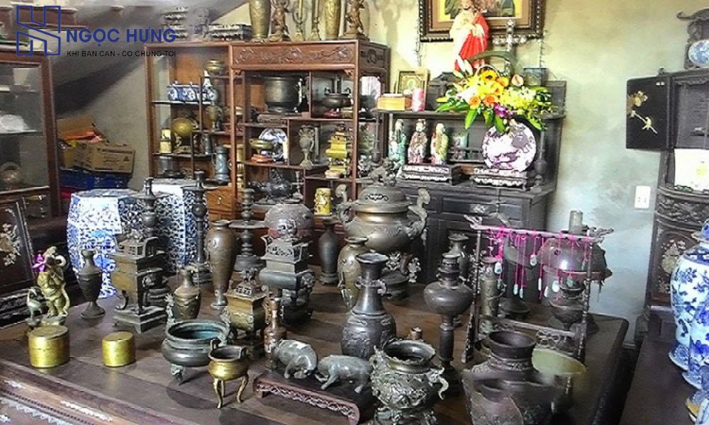 Các loại đồ đồng cổ phổ biến: bình, lư, tượng.