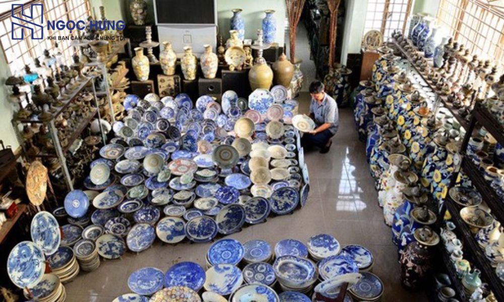 Nhân viên kiểm tra và thu mua sành sứ cũ tận nơi