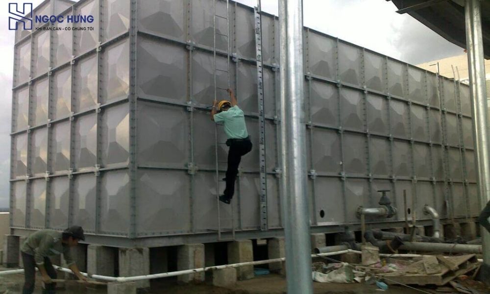 Bồn nước composite cũ loại lớn chờ vận chuyển.