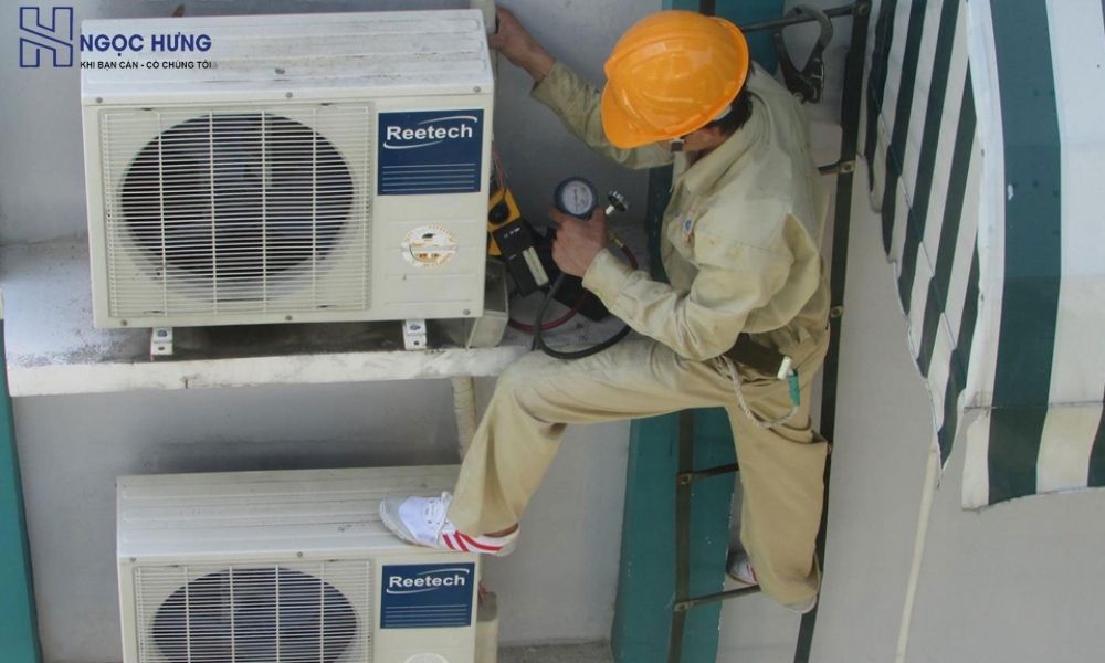 Kỹ Thuật Viên Đang Sửa Chữa Bảo Dưỡng Điều Hòa Tại Hà Nội Tận Nơi