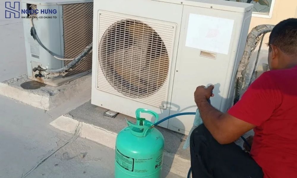 Nhân Viên Kiểm Tra Và Bơm Gas Cho Điều Hòa Dân Dụng
