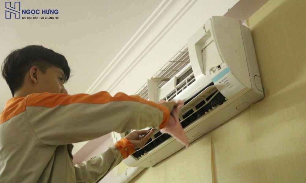 Kỹ thuật viên đang sửa chữa điều hòa tại nhà cho khách hàng tại Hà Nội