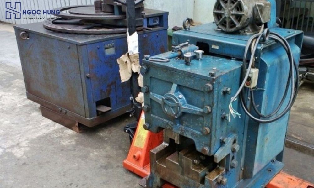 Thu Mua Máy Cắt Sắt Cũ Giá Cao – Nhanh Gọn, Tận Nơi 2 Máy Cắt Sắt Công Nghiệp Cũ Được Tháo Dỡ Tại Xưởng.