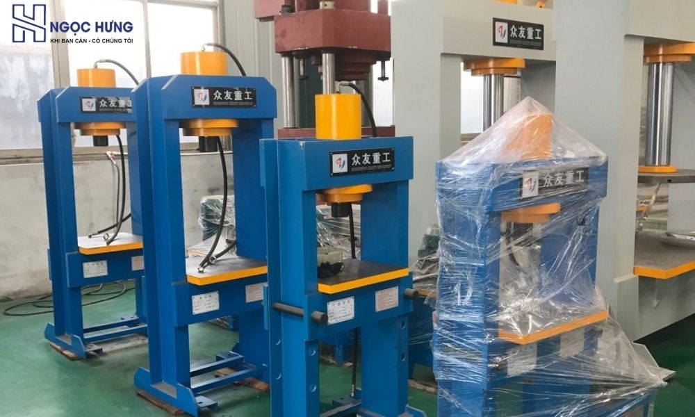 Thu Mua Máy Ép Thủy Lực Cũ Uy Tín, Tận Nơi Toàn Miền Bắc 2 Thiết Bị Ép Thủy Lực Công Nghiệp Cũ Với Khung Chữ H Chắc Chắn.
