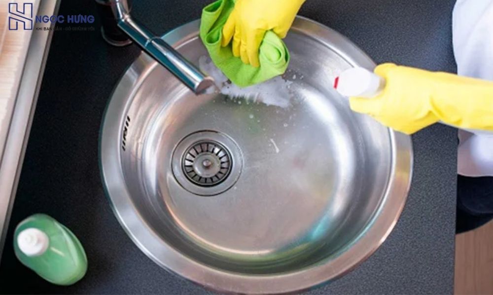 Lau Khô Bề Mặt Để Bảo Quản Thiết Bị Inox Cũ Sáng Bóng.