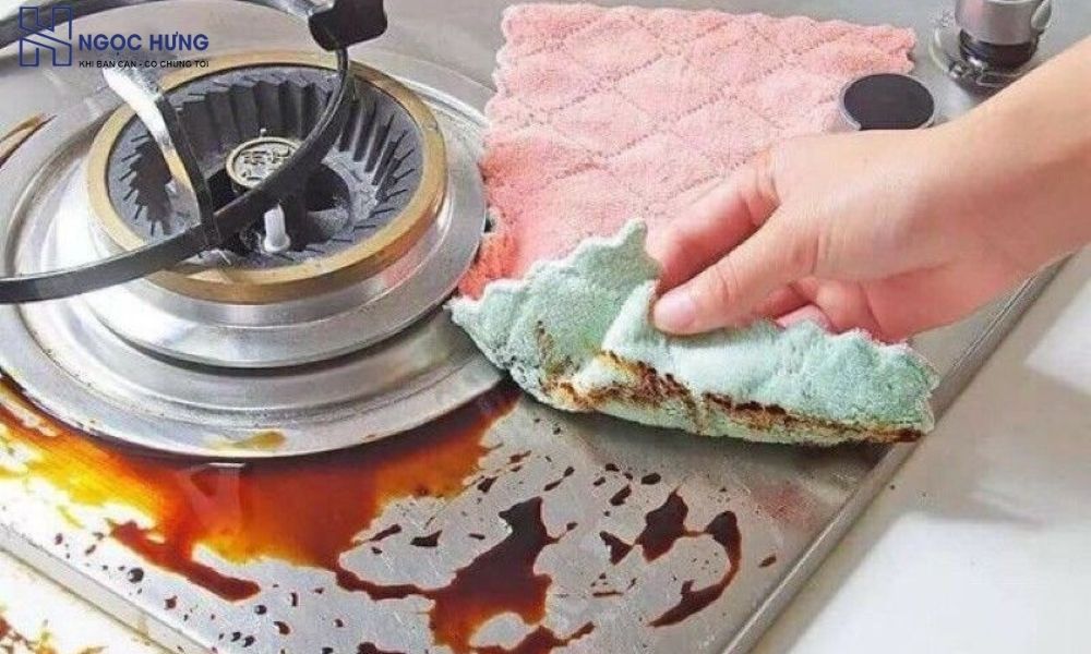 Dùng Khăn Mềm Vệ Sinh Giúp Bảo Quản Thiết Bị Inox Cũ Hiệu Quả.