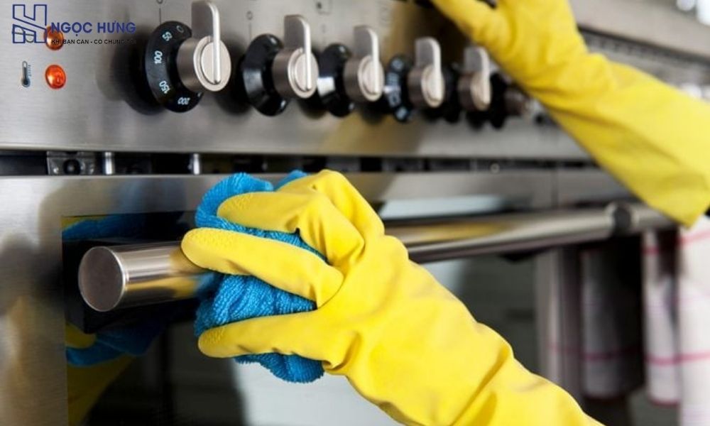 Sử Dụng Dầu Chuyên Dụng Khi Bảo Quản Thiết Bị Inox Cũ Lâu Dài.