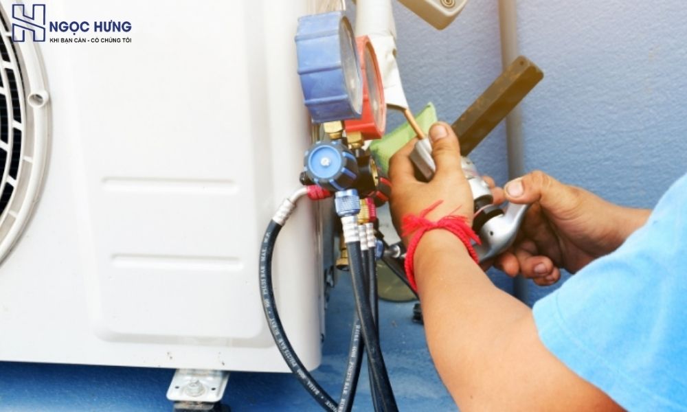 Thợ Kỹ Thuật Đang Kiểm Tra Gas Và Dàn Nóng Của Điều Hòa Cũ