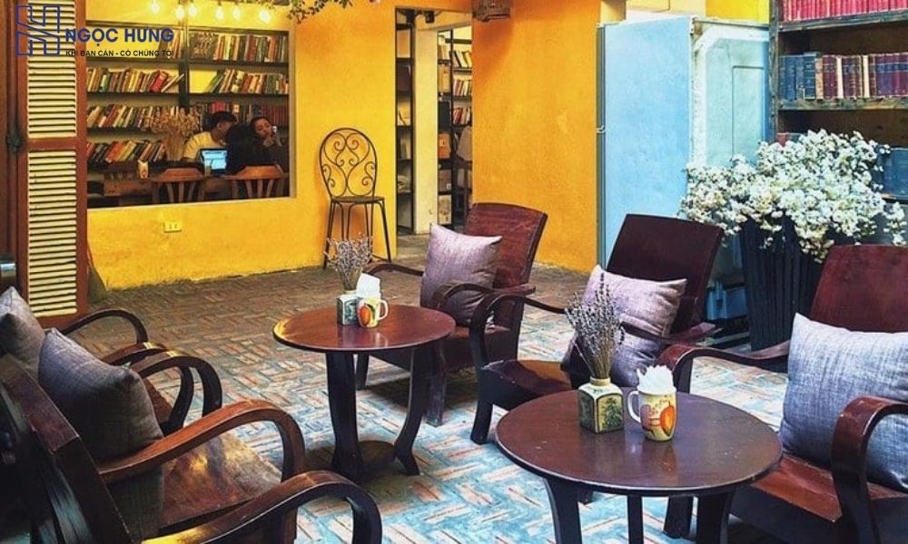 Bộ Ghế Gỗ Cũ Mang Phong Cách Cổ Điển, Bền Đẹp Theo Thời Gian