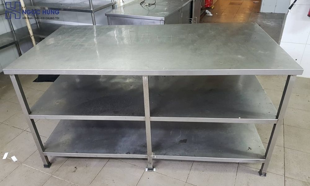 Bàn Chế Biến Inox Cũ Với Kệ Dưới Tiện Lợi