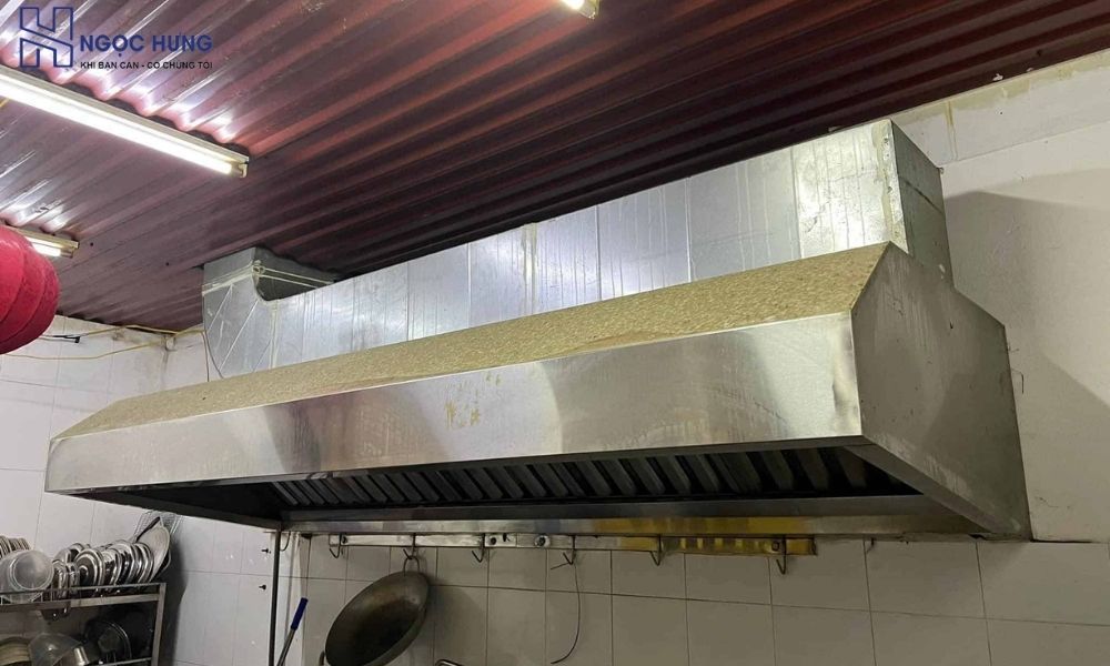 Máy Hút Mùi Công Nghiệp Inox Được Tháo Dỡ Từ Bếp Nhà Hàng