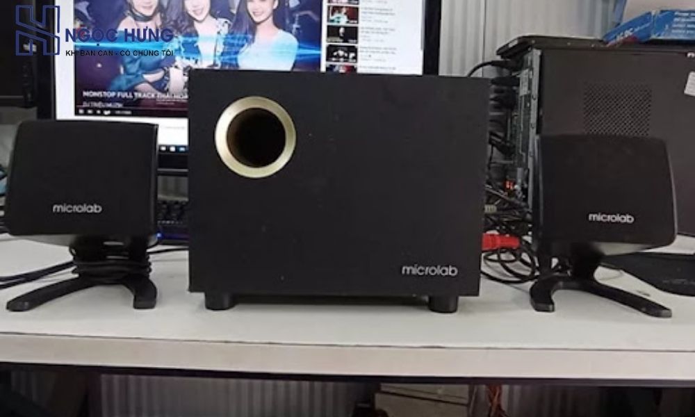 Bàn Làm Việc Bừa Bộn Với Loa Vi Tính Cũ Không Sử Dụng