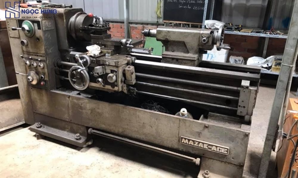 Máy tiện cơ khí cũ được tháo dỡ chuẩn bị thu mua tái sử dụng
