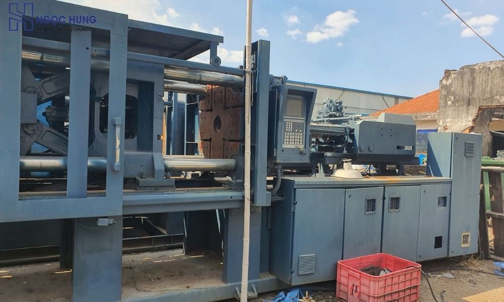 Máy ép nhựa công nghiệp cũ trong xưởng sản xuất được thu mua lại