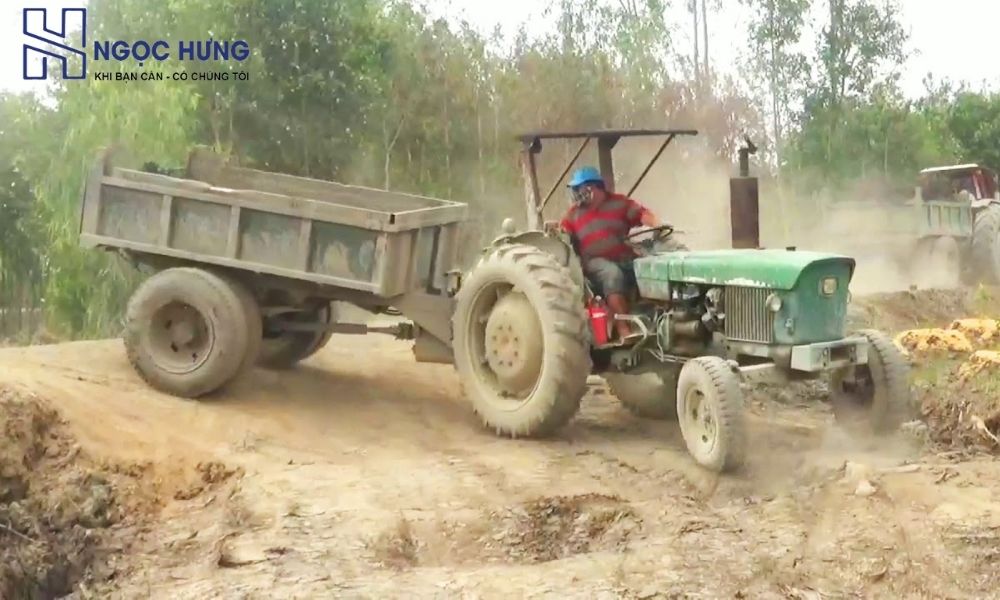 Máy Cày Cũ Bị Bỏ Ngoài Sân, Han Gỉ Theo Thời Gian