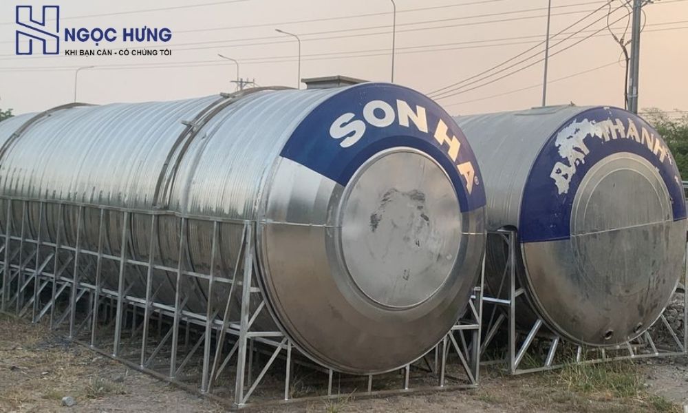 Nhân Viên Khảo Sát Và Kiểm Tra Bồn Nước Cũ Trước Khi Thu Mua